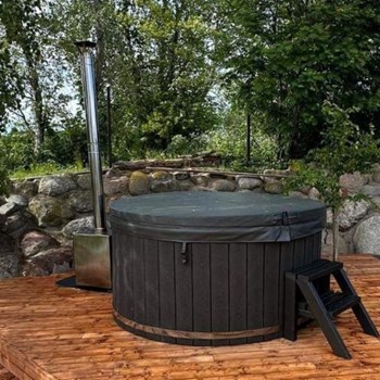 Hottub zwart met open trapje en externe houtkachel